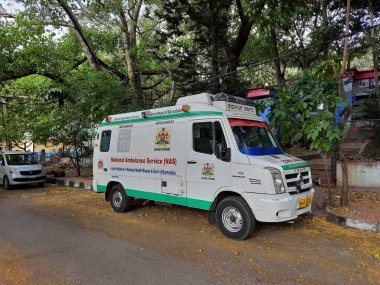 Bangalore, Karnataka, India-Apr 11, 2022: KC Genel Hastanesi 'nin yol kenarındaki Ambulans Minibüsünün kapatılması.