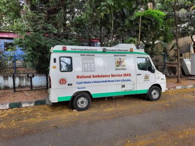 Bangalore, Karnataka, India-Apr 11, 2022: KC Genel Hastanesi 'nin yol kenarındaki Ambulans Minibüsünün kapatılması.