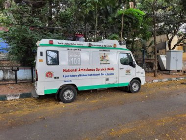 Bangalore, Karnataka, India-Apr 11, 2022: KC Genel Hastanesi 'nin yol kenarındaki Ambulans Minibüsünün kapatılması.