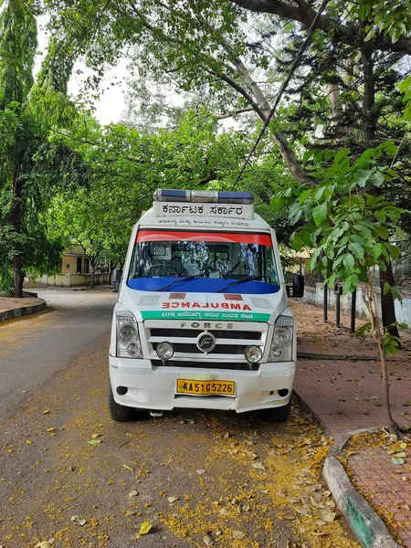 Bangalore, Karnataka, India-Apr 11, 2022: KC Genel Hastanesi 'nin yol kenarındaki Ambulans Minibüsünün kapatılması.