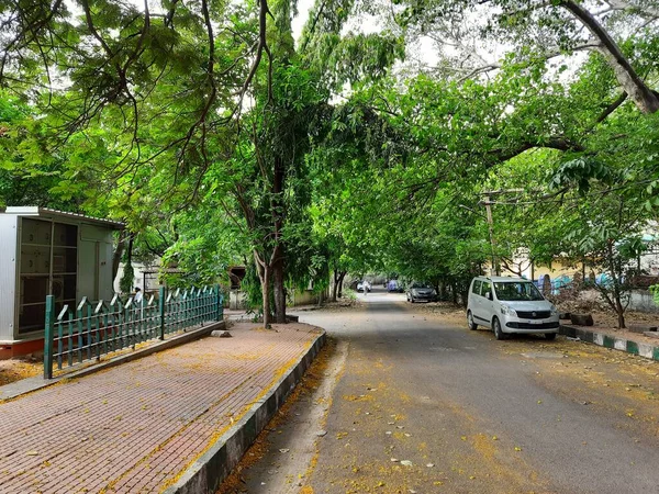 Bangalore, Karnataka, India-Apr 11, 2022: KC Genel Hastanesi 'nin yol kenarındaki Ambulans Minibüsünün kapatılması.