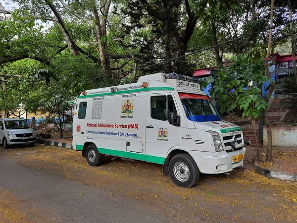 Bangalore, Karnataka, India-Apr 11, 2022: KC Genel Hastanesi 'nin yol kenarındaki Ambulans Minibüsünün kapatılması.