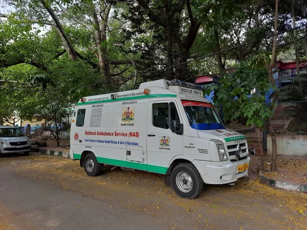 Bangalore, Karnataka, India-Apr 11, 2022: KC Genel Hastanesi 'nin yol kenarındaki Ambulans Minibüsünün kapatılması.
