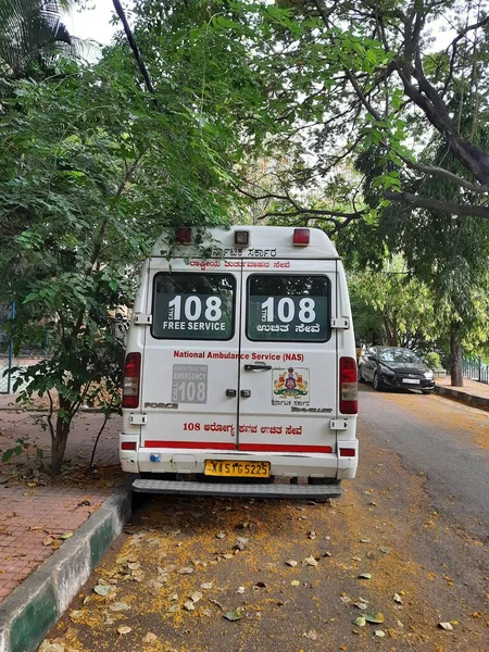 Bangalore, Karnataka, India-Apr 11, 2022: KC Genel Hastanesi 'nin yol kenarındaki Ambulans Minibüsünün kapatılması.