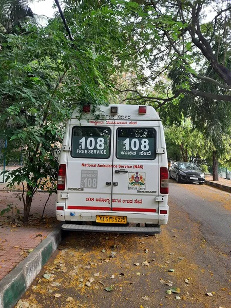 Bangalore, Karnataka, India-Apr 11, 2022: KC Genel Hastanesi 'nin yol kenarındaki Ambulans Minibüsünün kapatılması.