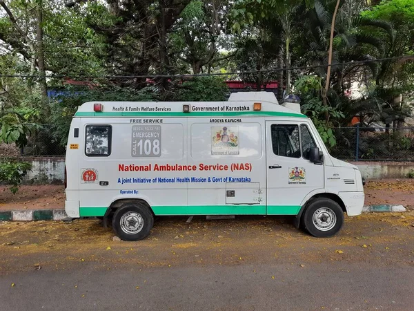 Bangalore, Karnataka, India-Apr 11, 2022: KC Genel Hastanesi 'nin yol kenarındaki Ambulans Minibüsünün kapatılması.