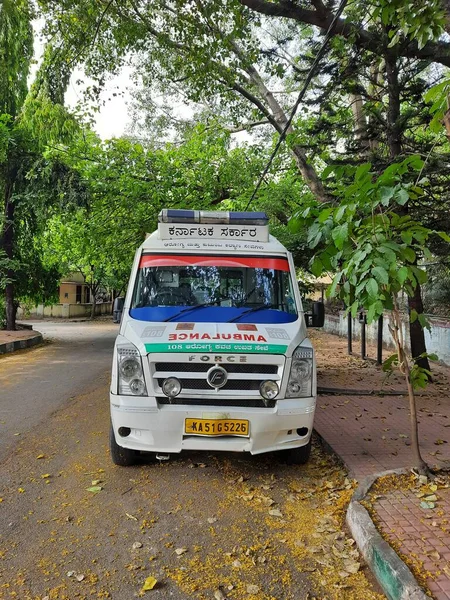 Bangalore, Karnataka, India-Apr 11, 2022: KC Genel Hastanesi 'nin yol kenarındaki Ambulans Minibüsünün kapatılması.