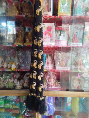 Bangalore, Karnataka, India-Jul 13, 2019: Bir kuyumcunun iç tasarım geçmişindeki farklı tip mücevherlerin yakın çekimi