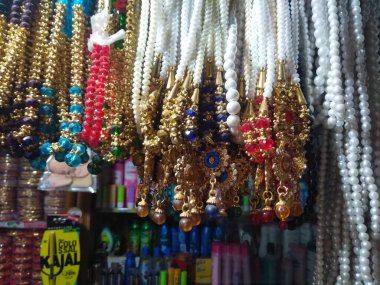 Bangalore, Karnataka, India-Jul 13, 2019: Bir kuyumcunun iç tasarım geçmişindeki farklı tip mücevherlerin yakın çekimi