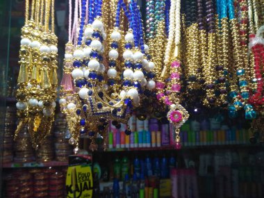 Bangalore, Karnataka, India-Jul 13, 2019: Bir kuyumcunun iç tasarım geçmişindeki farklı tip mücevherlerin yakın çekimi