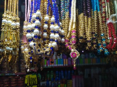 Bangalore, Karnataka, India-Jul 13, 2019: Bir kuyumcunun iç tasarım geçmişindeki farklı tip mücevherlerin yakın çekimi