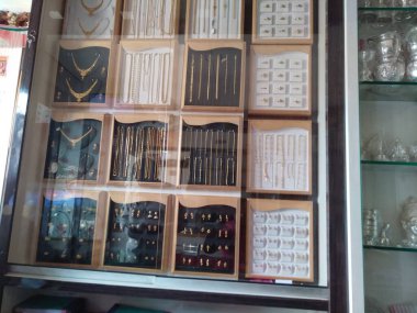 Bangalore, Karnataka, India-Jul 13, 2019: Bir kuyumcunun iç tasarım geçmişindeki farklı tip mücevherlerin yakın çekimi