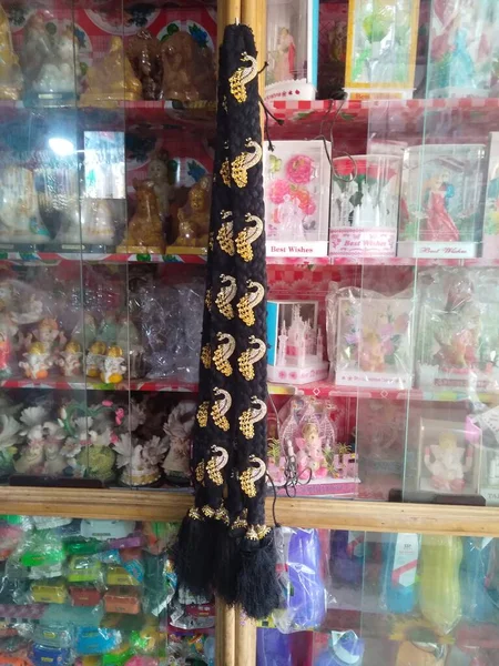 Bangalore, Karnataka, India-Jul 13, 2019: Bir kuyumcunun iç tasarım geçmişindeki farklı tip mücevherlerin yakın çekimi