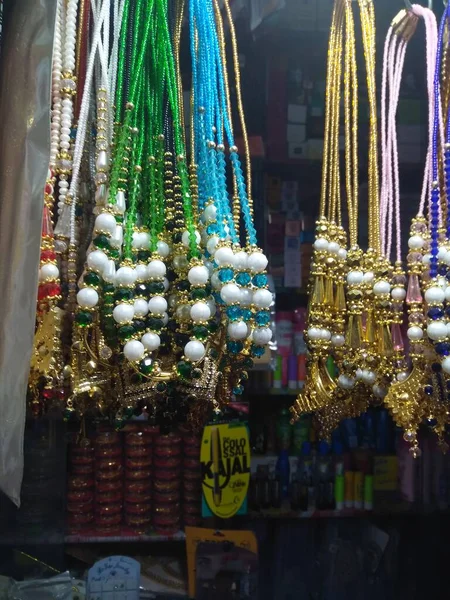 Bangalore, Karnataka, India-Jul 13, 2019: Bir kuyumcunun iç tasarım geçmişindeki farklı tip mücevherlerin yakın çekimi