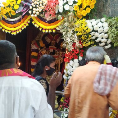 Bangalore, Karnataka, Hindistan-25 Aralık 2020: Vaikunta Ekadashi döneminde renkli çiçeklerle süslenmiş güzel Lord Venkateshwara Heykeli.