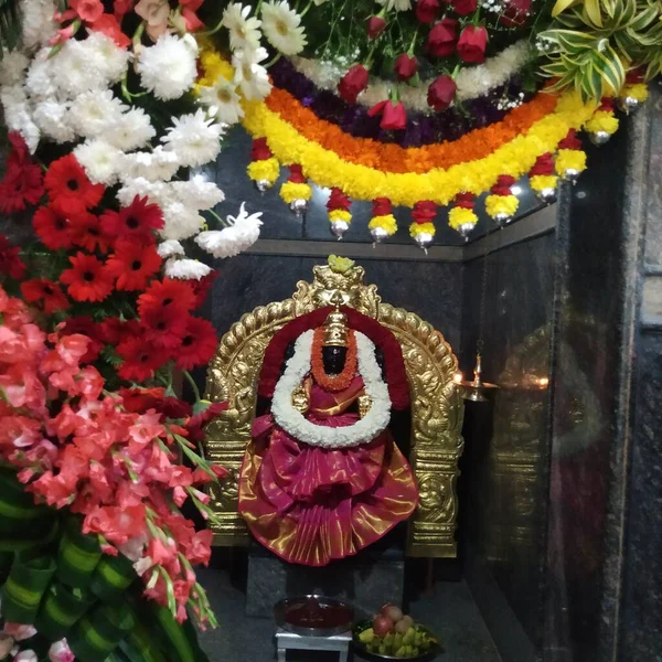 インド カルナータカ州バンガロール2020年12月25日 美しいヴェンカテシュワラ卿の像がヴィクンタ エカダシの期間中に色とりどりの花で飾られる — ストック写真