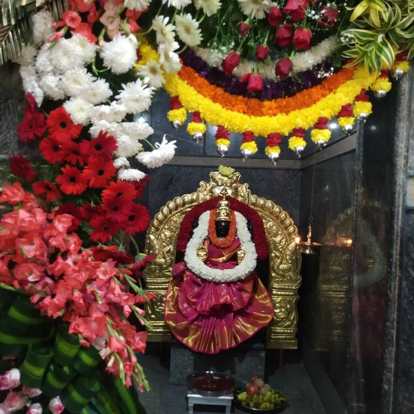 班加罗尔 印度卡纳塔克邦 2020年12月25日 美丽的温卡茨瓦拉勋爵的衣服 在Vaikunta Ekadashi装饰着五彩缤纷的花朵 — 图库照片