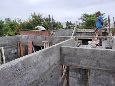 Bangalore, Karnataka, Hindistan-Haziran 06, 2021: Yeni ev inşaatının kapatılması merkezcilik, pervazlama, sütun ve duvar gibi farklı işler yapmak.,