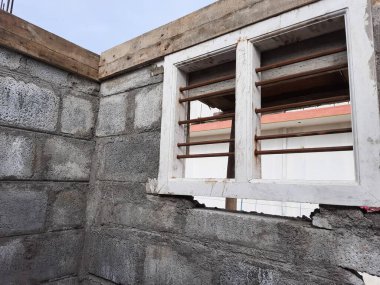 Bangalore, Karnataka, Hindistan-Haziran 06, 2021: Yeni ev inşaatının kapatılması merkezcilik, pervazlama, sütun ve duvar gibi farklı işler yapmak.,