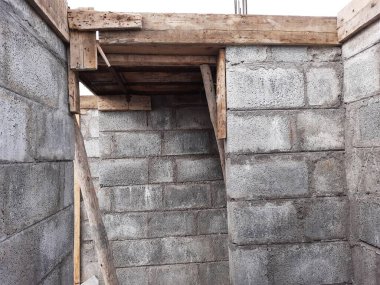 Bangalore, Karnataka, Hindistan-Haziran 06, 2021: Yeni ev inşaatının kapatılması merkezcilik, pervazlama, sütun ve duvar gibi farklı işler yapmak.,