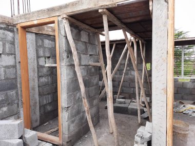 Bangalore, Karnataka, Hindistan-Haziran 06, 2021: Yeni ev inşaatının kapatılması merkezcilik, pervazlama, sütun ve duvar gibi farklı işler yapmak.,