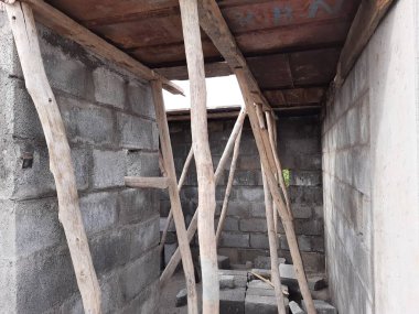 Bangalore, Karnataka, Hindistan-Haziran 06, 2021: Yeni ev inşaatının kapatılması merkezcilik, pervazlama, sütun ve duvar gibi farklı işler yapmak.,