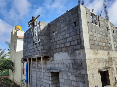 Bangalore, Karnataka, Hindistan-Haziran 06, 2021: Yeni ev inşaatının kapatılması merkezcilik, pervazlama, sütun ve duvar gibi farklı işler yapmak.,