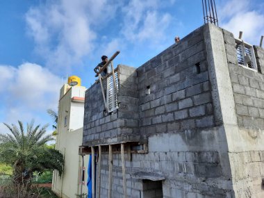 Bangalore, Karnataka, Hindistan-Haziran 06, 2021: Yeni ev inşaatının kapatılması merkezcilik, pervazlama, sütun ve duvar gibi farklı işler yapmak.,
