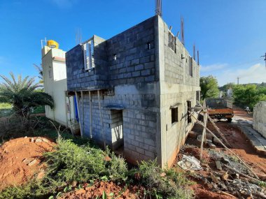 Bangalore, Karnataka, Hindistan-Haziran 06, 2021: Yeni ev inşaatının kapatılması merkezcilik, pervazlama, sütun ve duvar gibi farklı işler yapmak.,