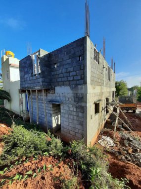 Bangalore, Karnataka, Hindistan-Haziran 06, 2021: Yeni ev inşaatının kapatılması merkezcilik, pervazlama, sütun ve duvar gibi farklı işler yapmak.,
