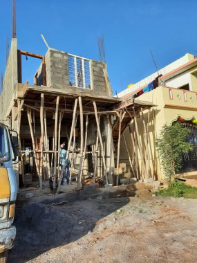Bangalore, Karnataka, Hindistan-Haziran 06, 2021: Yeni ev inşaatının kapatılması merkezcilik, pervazlama, sütun ve duvar gibi farklı işler yapmak.,