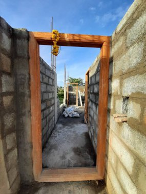 Bangalore, Karnataka, Hindistan-Haziran 06, 2021: Yeni ev inşaatının kapatılması merkezcilik, pervazlama, sütun ve duvar gibi farklı işler yapmak.,