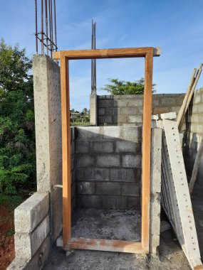 Bangalore, Karnataka, Hindistan-Haziran 06, 2021: Yeni ev inşaatının kapatılması merkezcilik, pervazlama, sütun ve duvar gibi farklı işler yapmak.,