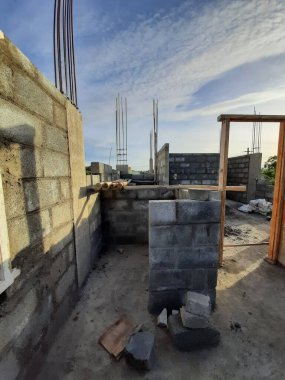 Bangalore, Karnataka, Hindistan-Haziran 06, 2021: Yeni ev inşaatının kapatılması merkezcilik, pervazlama, sütun ve duvar gibi farklı işler yapmak.,