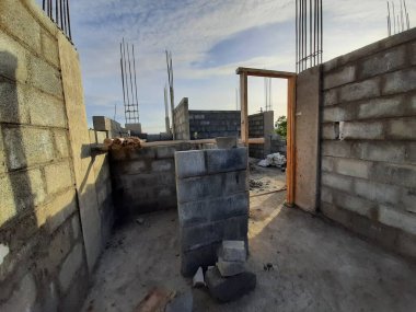 Bangalore, Karnataka, Hindistan-Haziran 06, 2021: Yeni ev inşaatının kapatılması merkezcilik, pervazlama, sütun ve duvar gibi farklı işler yapmak.,