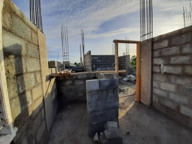 Bangalore, Karnataka, Hindistan-Haziran 06, 2021: Yeni ev inşaatının kapatılması merkezcilik, pervazlama, sütun ve duvar gibi farklı işler yapmak.,