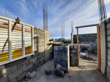 Bangalore, Karnataka, Hindistan-Haziran 06, 2021: Yeni ev inşaatının kapatılması merkezcilik, pervazlama, sütun ve duvar gibi farklı işler yapmak.,