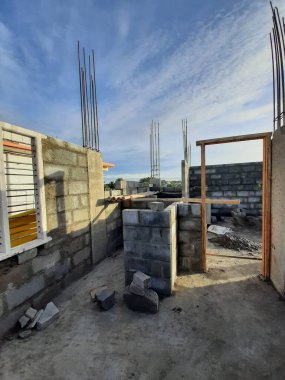 Bangalore, Karnataka, Hindistan-Haziran 06, 2021: Yeni ev inşaatının kapatılması merkezcilik, pervazlama, sütun ve duvar gibi farklı işler yapmak.,