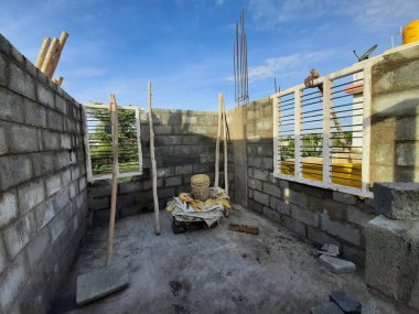 Bangalore, Karnataka, Hindistan-Haziran 06, 2021: Yeni ev inşaatının kapatılması merkezcilik, pervazlama, sütun ve duvar gibi farklı işler yapmak.,