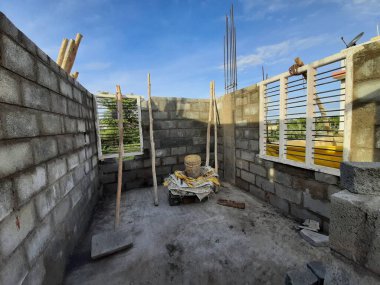 Bangalore, Karnataka, Hindistan-Haziran 06, 2021: Yeni ev inşaatının kapatılması merkezcilik, pervazlama, sütun ve duvar gibi farklı işler yapmak.,