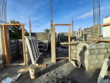 Bangalore, Karnataka, Hindistan-Haziran 06, 2021: Yeni ev inşaatının kapatılması merkezcilik, pervazlama, sütun ve duvar gibi farklı işler yapmak.,