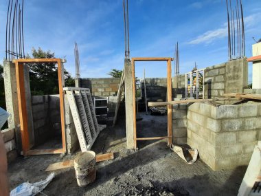 Bangalore, Karnataka, Hindistan-Haziran 06, 2021: Yeni ev inşaatının kapatılması merkezcilik, pervazlama, sütun ve duvar gibi farklı işler yapmak.,