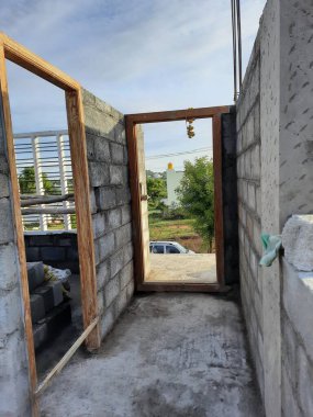 Bangalore, Karnataka, Hindistan-Haziran 06, 2021: Yeni ev inşaatının kapatılması merkezcilik, pervazlama, sütun ve duvar gibi farklı işler yapmak.,