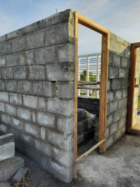 Bangalore, Karnataka, Hindistan-Haziran 06, 2021: Yeni ev inşaatının kapatılması merkezcilik, pervazlama, sütun ve duvar gibi farklı işler yapmak.,