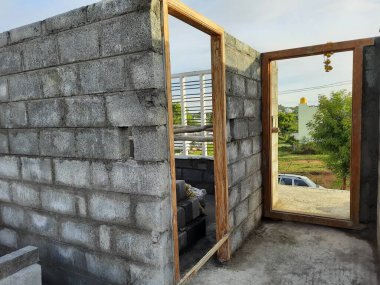 Bangalore, Karnataka, Hindistan-Haziran 06, 2021: Yeni ev inşaatının kapatılması merkezcilik, pervazlama, sütun ve duvar gibi farklı işler yapmak.,