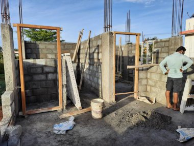 Bangalore, Karnataka, Hindistan-Haziran 06, 2021: Yeni ev inşaatının kapatılması merkezcilik, pervazlama, sütun ve duvar gibi farklı işler yapmak.,