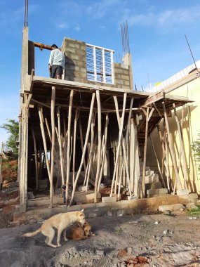 Bangalore, Karnataka, Hindistan-Haziran 06, 2021: Yeni ev inşaatının kapatılması merkezcilik, pervazlama, sütun ve duvar gibi farklı işler yapmak.,