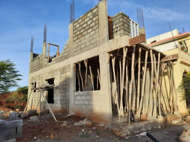Bangalore, Karnataka, Hindistan-Haziran 06, 2021: Yeni ev inşaatının kapatılması merkezcilik, pervazlama, sütun ve duvar gibi farklı işler yapmak.,
