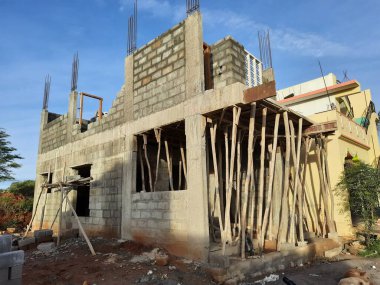 Bangalore, Karnataka, Hindistan-Haziran 06, 2021: Yeni ev inşaatının kapatılması merkezcilik, pervazlama, sütun ve duvar gibi farklı işler yapmak.,
