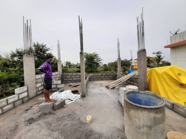 Bangalore, Karnataka, Hindistan-Haziran 06, 2021: Yeni ev inşaatının kapatılması merkezcilik, pervazlama, sütun ve duvar gibi farklı işler yapmak.,